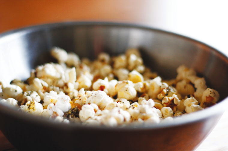 A+bowl+of+pesto+popcorn+sits+in+a+bowl+in+Maxwell+Reister%E2%80%99s+apartment+on+Tuesday%2C+Oct.+8%2C+2013.