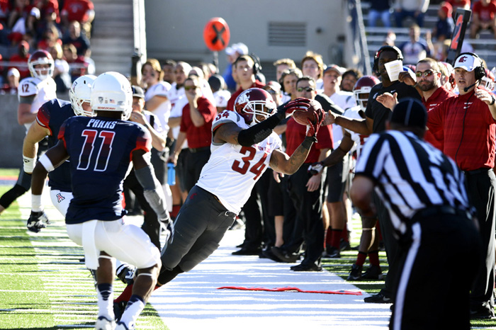 WSU+running+back+Teondray+Caldwell+makes+a+diving+catch+during+a+road+game+against+Arizona%2C+Saturday%2C+Nov.+16.