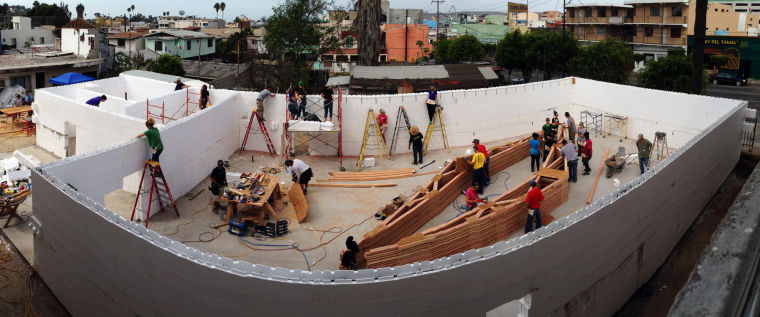 Workers+finish+insulated+concrete+form+%28ICF%29+walls+at+the+job+site+in+Tijuana%2C+Mexico.