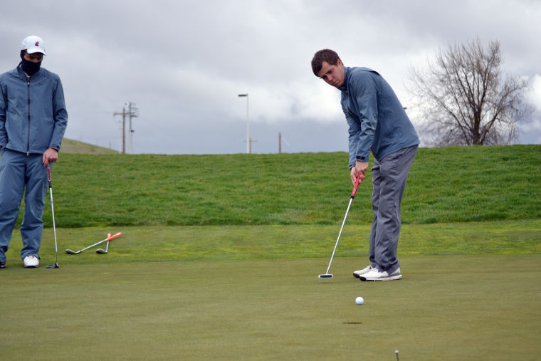Blake+Snyder+putts+the+ball+during+a+practice+at+Palouse+Ridge%2C+Tuesday%2C+April+22.