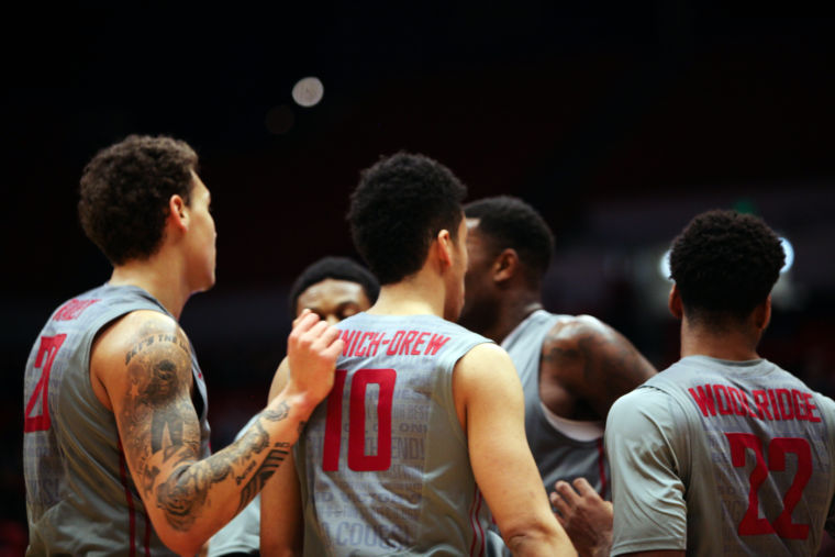 Members+of+the+WSU+basketball+team+huddle+during+a+home+game+against+Oregon%2C+Jan.+26.