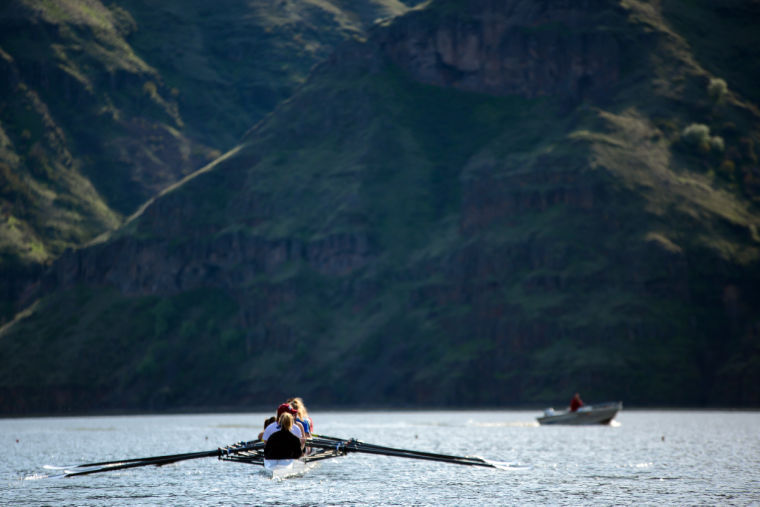 WSU+crew+team+rows+during+a+practice+on+the+Snake+River%2C+March+31.
