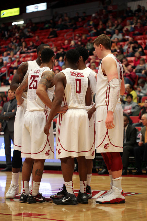 Then-senior+DeVonte+Lacy+and+then-sophomores+Ike+Iroegbu+and+Josh+Hawkinson+huddle+with+other+team+members+during+a+game+against+Stanford%2C+Feb.+15%2C+2014.