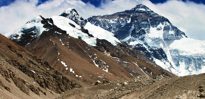 Mount+Everest+is+located+in+the+Himalayas%2C+on+the+border+of+Nepal+and+Tibet.+At+29%2C035+feet+above+sea+level%2C+it%E2%80%99s+the+tallest+peak+in+the+world.+%28Michael+Kodas%2FHartford+Courant%2FMCT%29