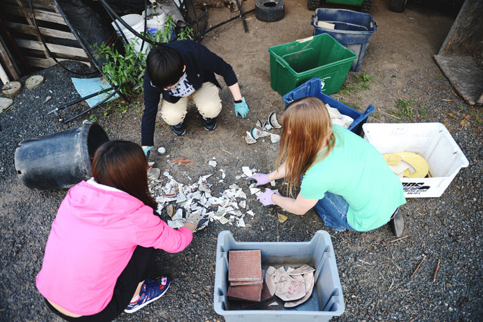 WSU+students+sort+tiles+and+broken+plates+for+a+mosaic+at+The+Palouse-Clearwater+Environmental+Institute%2C+Tuesday%2C+May+26%2C+2015.