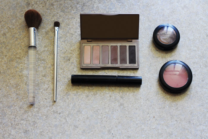 Naked+Smoky+allows+for+both+a+daytime+and+nighttime+look%2C+combining+bold+tones+with+the+neutral+shades+typically+found+in+Naked+palettes.