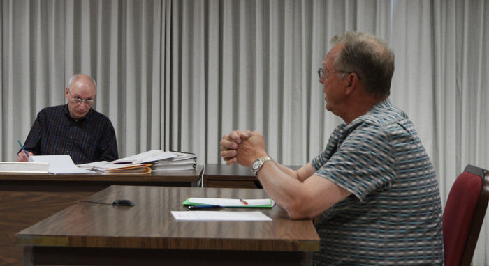 Pullman Planning Director Pete Dickinson (left) and landowner Phil Hinrichs at a Planning Commission meeting on June 23.
