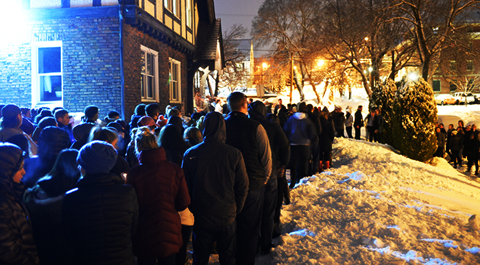 Students+and+community+members+line+up+around+the+Beta+Theta+Pi+house+to+offer+condolences+after+the+death+of+fraternity+member+Dashiell+Mortell.