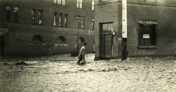 This+photo%2C+called+To+the+rescue%2C+captures+a+man+helping+a+dog+escape+the+rushing+water+on+Main+Street+during+the+Pullman+flood+of+March+1910.