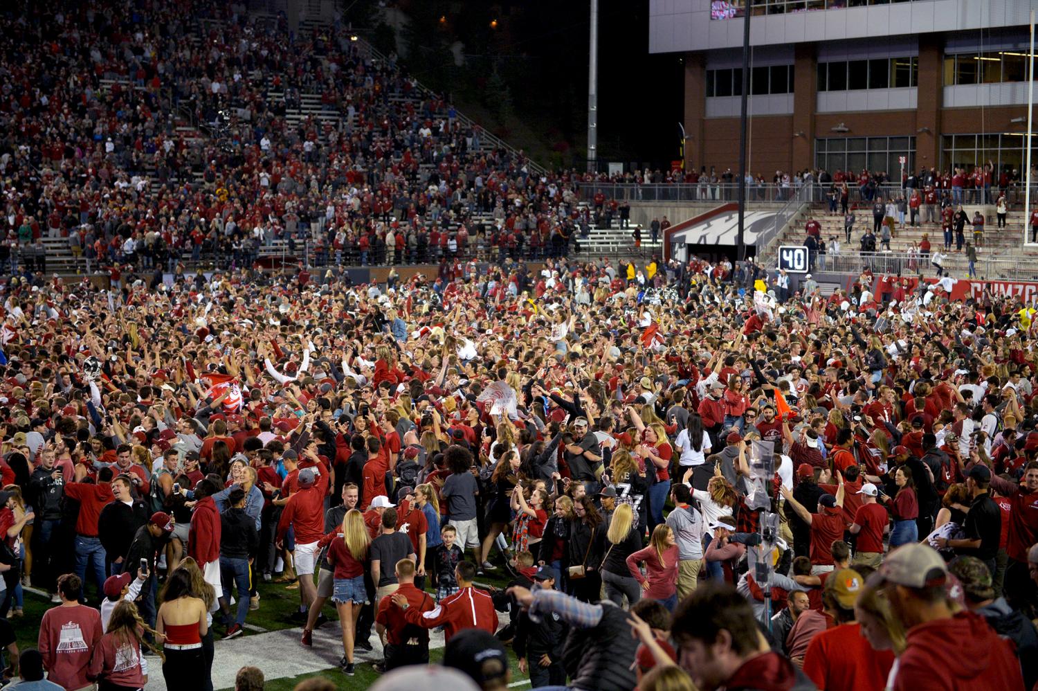 Pac12 fines WSU for fans storming field The Daily Evergreen