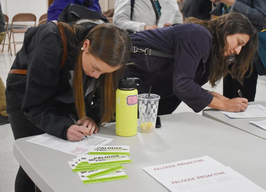 Local residents fill in contact forms to get involved with Palouse Proactive, a community partner of Planned Parenthood, on Oct. 11.