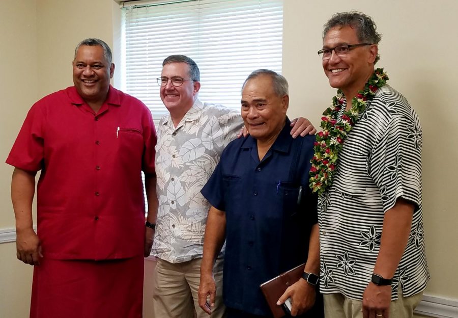 WSU+President+Kirk+Schulz+poses+for+a+photo+with+former+professional+football+player+and+WSU+alumnus+Jack+Thompson%2C+right%2C+on+Aug.+24+in+American+Samoa.