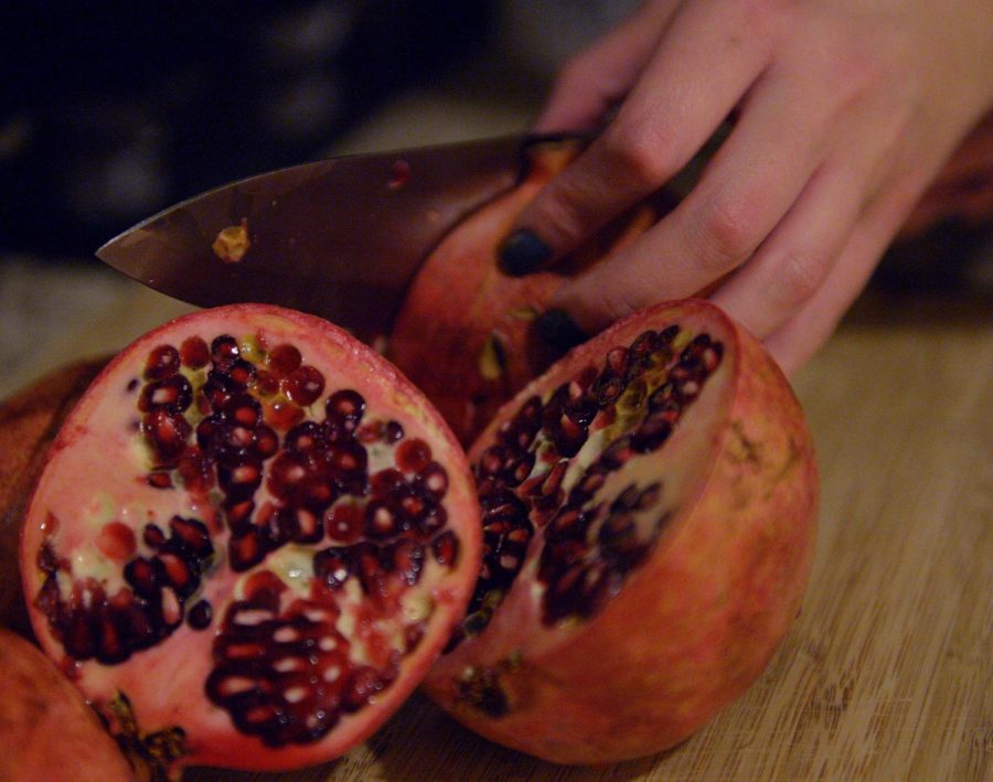 There are many ways to use pomegranates in daily cooking. 
