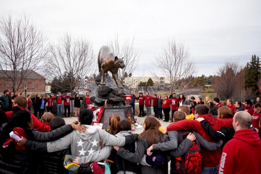 Students+and+locals+gather+to+sing+the+WSU+Alma+Mater%2C+%E2%80%9CWashington%2C+My+Washington%2C%E2%80%9D+to+pay+respects+to+Tyler+Hilinski+at+the+Cougar+Pride+statue+Jan.+17%2C+2018.