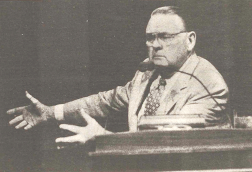 Keith Jackson led a Murrow panel discussion on the business of athletics as seen in The Daily Evergreen in the April 17, 1996 edition.