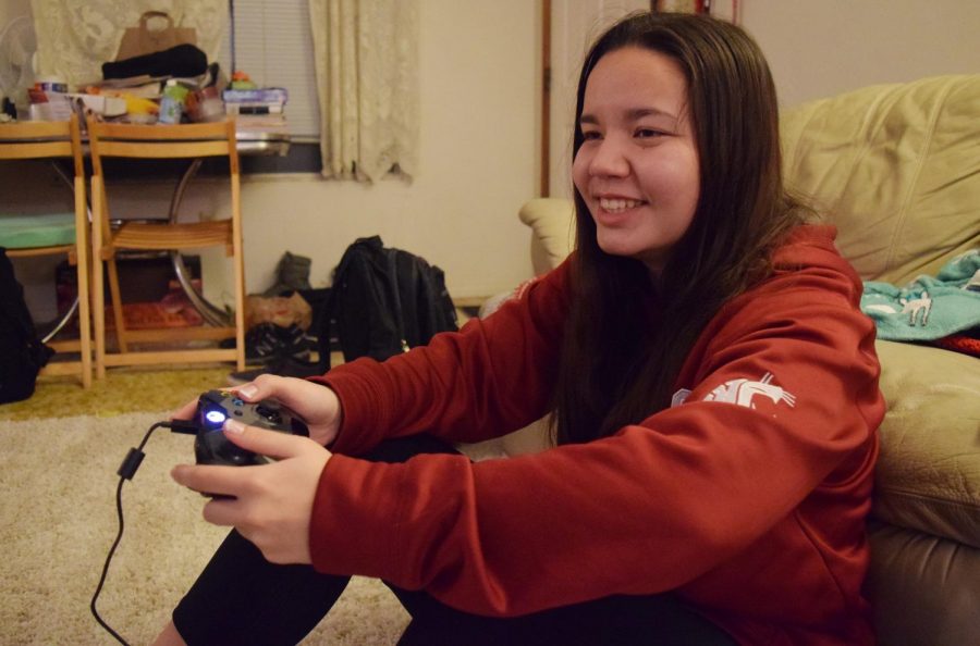 Sophomore+Lexi+Fredrickson+takes+a+break+from+school+to+play+video+games.+Female+gamers+exist+and+are+probably+better+than+you.
