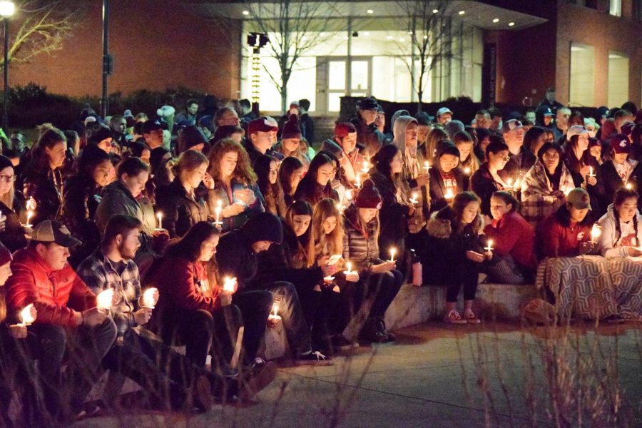 Students+and+faculty+members+held+a+candlelight+vigil+in+honor+of+Tyler+Hilinski+at+the+Cougar+statue+on+Jan.+21.+
