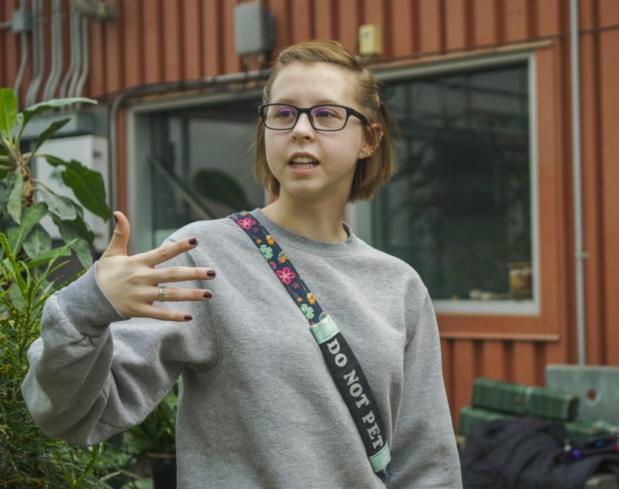 Maddy+Lucas%2C+junior+and+Abelson+Greenhouse+faculty+member%2C+explains+some+of+the+plants+in+the+greenhouse.+She+described+how%2C+in+the+midst+of+busier+Mom%E2%80%99s+Weekend+events%2C+the+greenhouse+can+serve+as+a+more+relaxed+atmosphere.