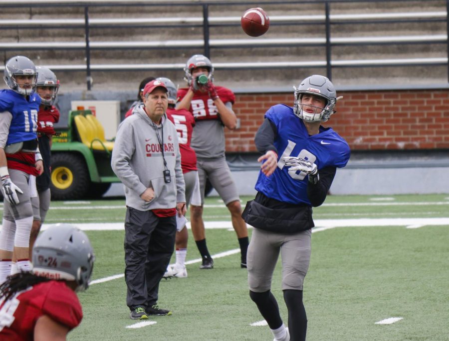 Redshirt junior quarterback Anthony Gordon throws a swing pass to redshirt senior running back Keith Harrington during spring practice April 5. Gordon threw for 125 yards and three touchdowns during Saturday’s scrimmage.