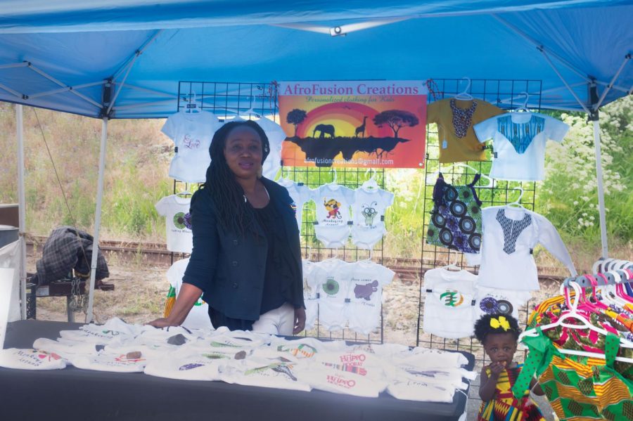 Linda+Agyen+and+her+16-month-old+daughter+Elizabeth+Owusu+sell+products+at+the+farmers+market+on+Wednesday.
