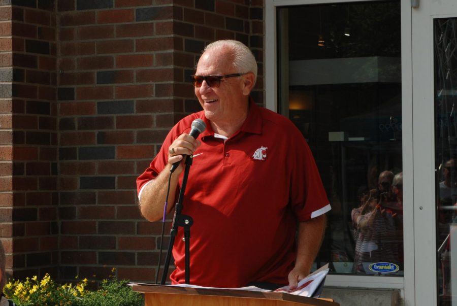 Retired+WSU+football+coach+Mike+Price+expresses+his+gratitude+after+receiving+a+Famous+Sports+Figures+award+on+Saturday+at+the+Lentil+Festival+Walk+of+Fame+ceremony.