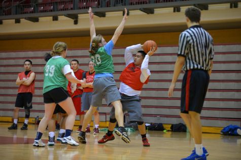 Two teams face off during an intramural basketball match on Feb. 8 at Bohler Gymnasium.