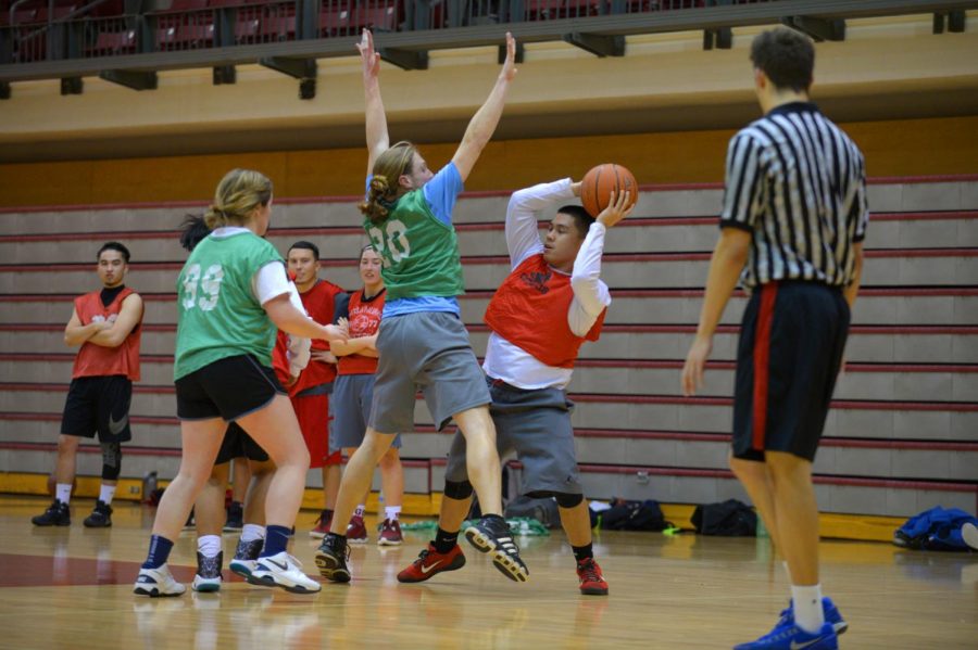 Two+teams+face+off+during+an+intramural+basketball+match+on+Feb.+8+at+Bohler+Gymnasium.