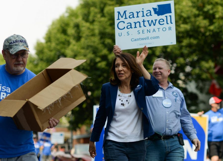 Washington+Sen.+Maria+Cantwell+and+her+supporters+greet+constituents+at+the+National+Lentil+Festival+in+Pullman+during+the+WSECU+Grand+Parade+on+Saturday.