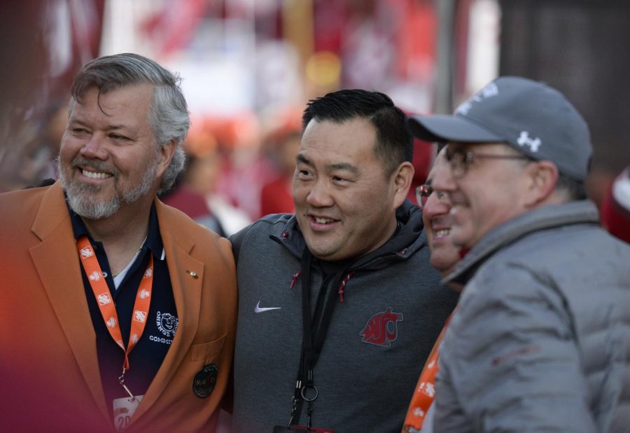 Orange+Bowl+Committee+member+Andrew+Hertz%2C+left%2C+WSU+Athletic+Director+Pat+Chun%2C+center+left%2C+committee+member+Salomon+Sredni%2C+obscured%2C+and+WSU+President+Kirk+Schulz%2C+right%2C+pose+together+for+a+picture+during+ESPNs+College+GameDay+on+Saturday+morning.