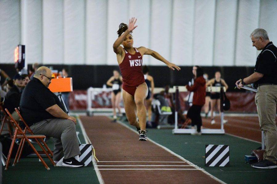 Freshman+triple+jump+Charisma+Davis+bounds+down+the+runway+in+the+triple+jump+Friday+during+the+WSU+Indoor+at+the+Indoor+Practice+Facility.