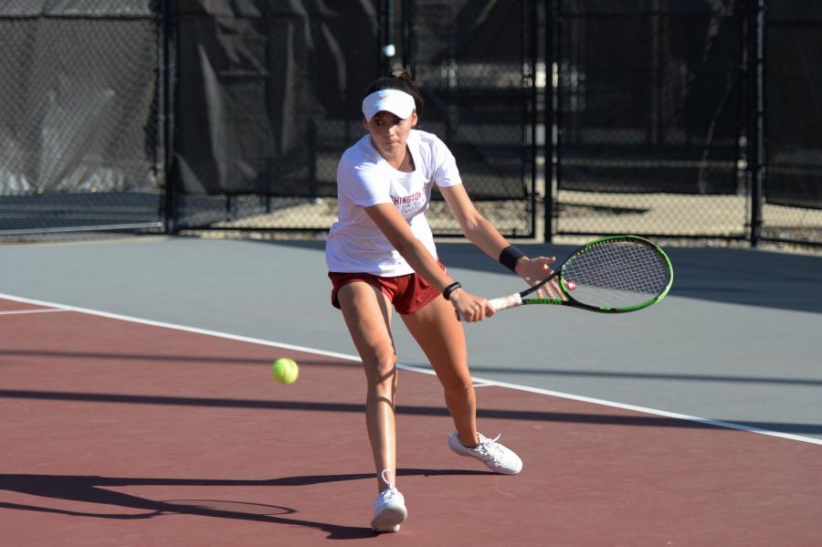 Junior+Melisa+Ates+prepares+to+return+the+ball+during+a+practice+Sept.+19+at+the+WSU+Outdoor+Tennis+Courts.