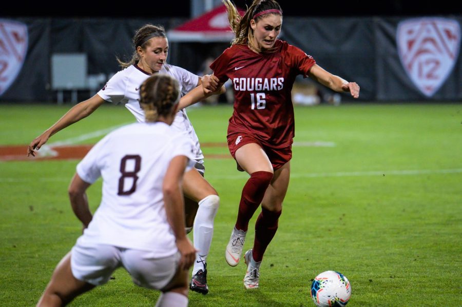 Graduate+midfielder+Averie+Collins+protects+the+ball+from+Montana+junior+forward+Alexa+Coyle+Friday+at+the+Lower+Soccer+Field+in+Pullman.