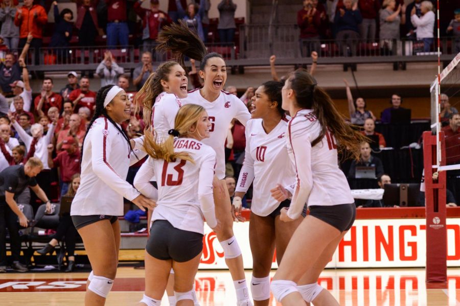 The+WSU+womens+volleyball+team+celebrates+on-court+after+scoring+the+18th+and+winning+point+against+Utah+on+Sept.+28%2C+2018+in+Bohler+Gym.