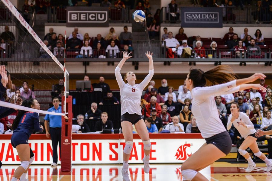Redshirt+freshman+setter+Hannah+Pukis+sets+the+ball+during+the+game+against+Arizona+on+Oct.+18+at+Bohler+Gym.%0A