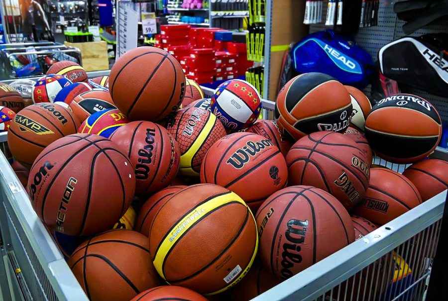 Basketball balls in store 20180330