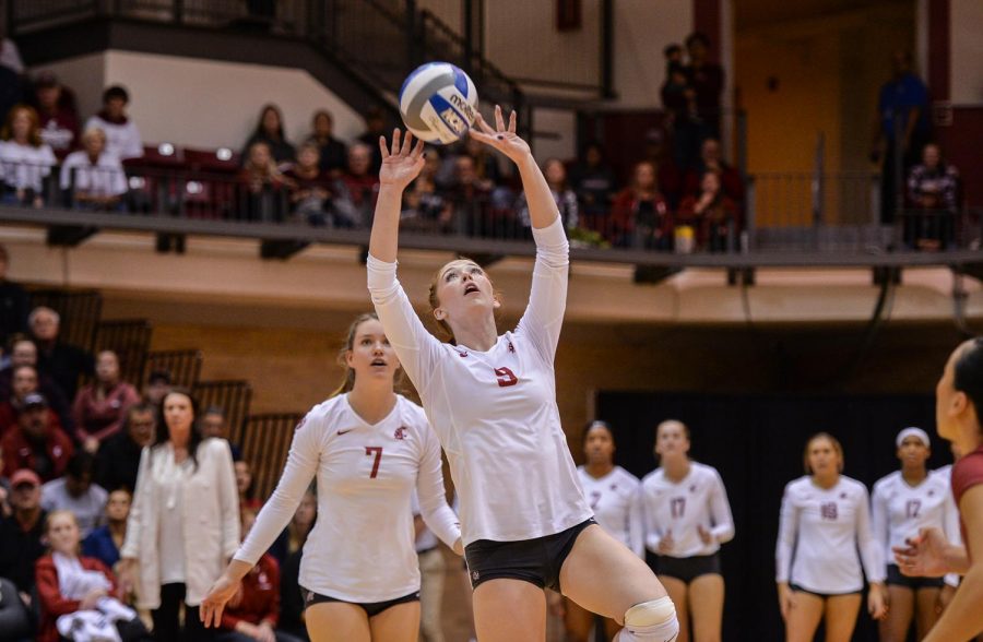 Redshirt+freshman+setter+Hannah+Pukis+sets+the+ball+during+the+game+against+Arizona+on+Oct.+18+at+Bohler+Gym.