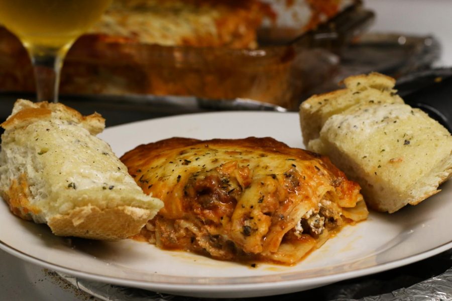 A piece of homemade lasagna and a couple slices of garlic bread make the perfect meal. Up your Italian food game by saying good-bye to its frozen counterpart.