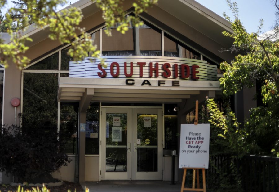 Southside+Dining+Hall+will+remain+open+for+fall%2C+but+it+will+be+closed+from+2-4%3A30+p.m.+for+cleaning.+In-person+seating+is+limited+at+50+percent+capacity%2C+following+state+health+and+safety+regulations.