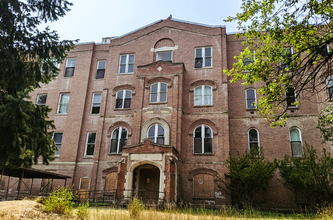 Husband, wife to renovate abandoned hospital – The Daily Evergreen