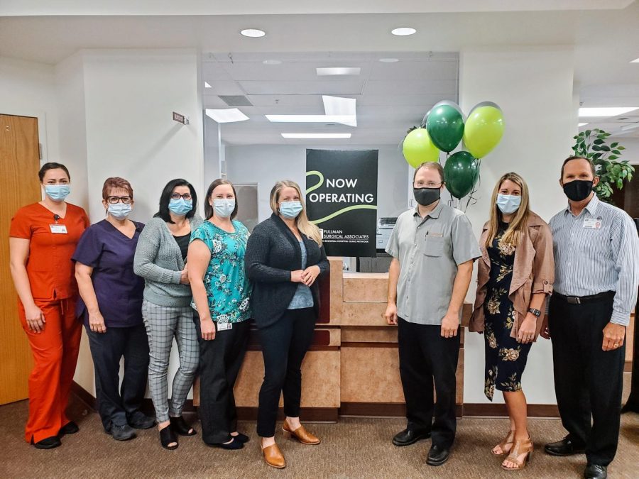 Pictured+%28left+to+right%29+is+the+Pullman+Surgical+Associates+team%3A+Practice+Manager+Lisa+Cordodor+%28teal+shirt%29%2C+Dr.+Nancy+Panko%2C+Dr.+John+Visger%2C+Karly+Port+%28Clinic+Network+Executive+Director%29+and+Scott+Adams+%28PRH+CEO%29.