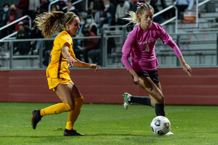 WSU+forward+Grayson+Lynch+%284%29+runs+towards+the+goal+during+a+college+soccer+match+on+Oct.+21%2C+at+the+Lower+Soccer+Field+in+Pullman.