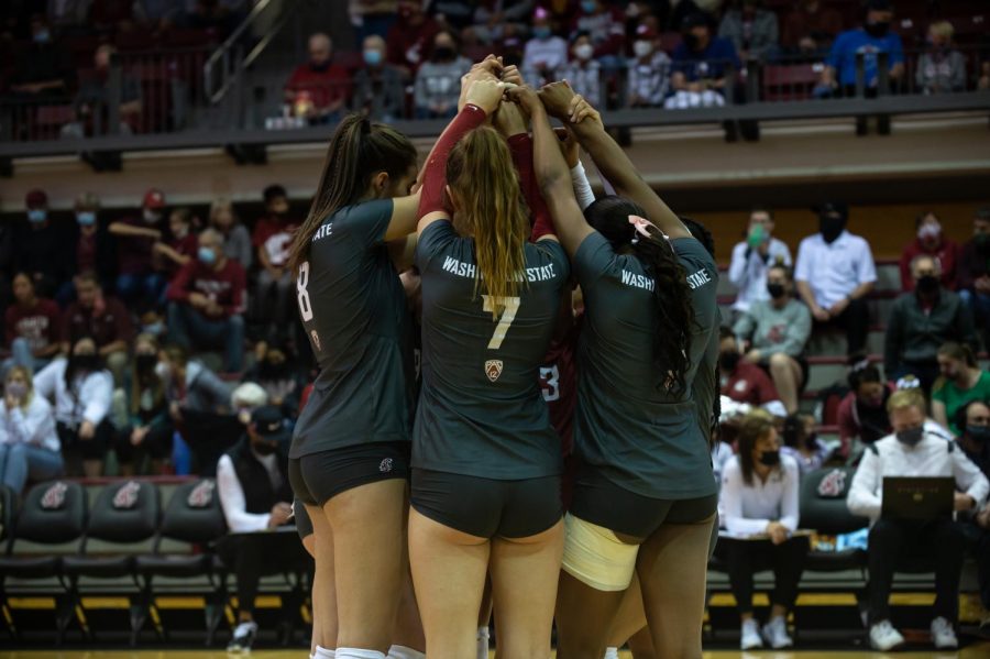 The+WSU+volleyball+team+prepares+for+a+match+against+USC%2C+Friday%2C+Oct.+1%2C+2021%2C+in+Pullman.