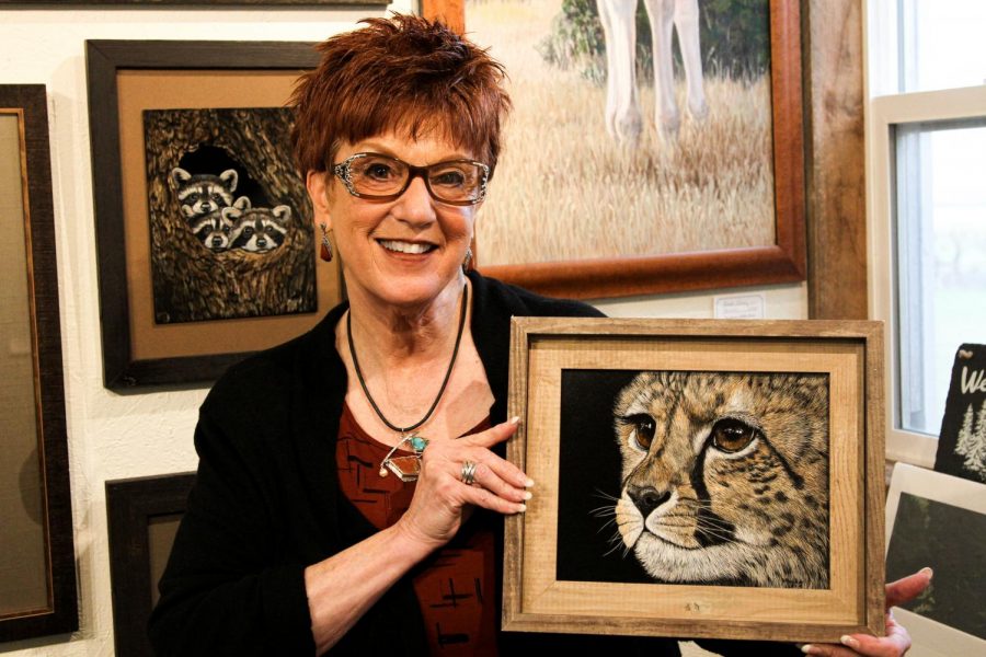 Artist+Judy+Fairley+with+the+cheetah+cub+scratchboard+she+will+be+teaching+a+workshop+on.