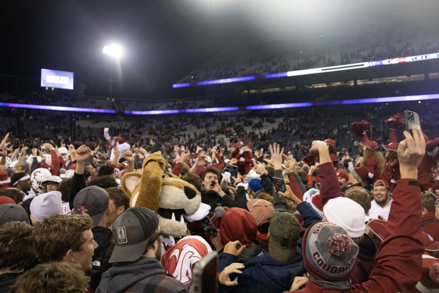 WSU+fans+rush+the+field+at+Husky+Stadium+after+WSU+beat+UW+40-13+in+the+Apple+Cup%2C+Friday%2C+Nov.+27%2C+2021%2C+in+Seattle.