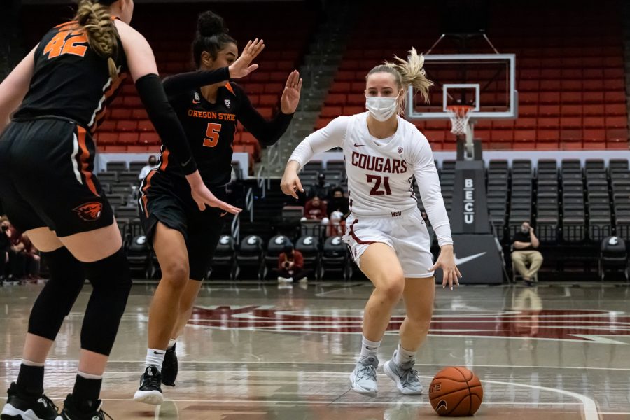 WSU+guard+Johanna+Teder+%2821%29+dribbles+past+Oregon+State+forwards+Taya+Corosdale+%285%29+and+Kennedy+Brown+%2842%29+during+the+first+half+of+an+NCAA+collegiate+basketball+game%2C+Wednesday%2C+Jan.+26%2C+in+Beasley+Coliseum.