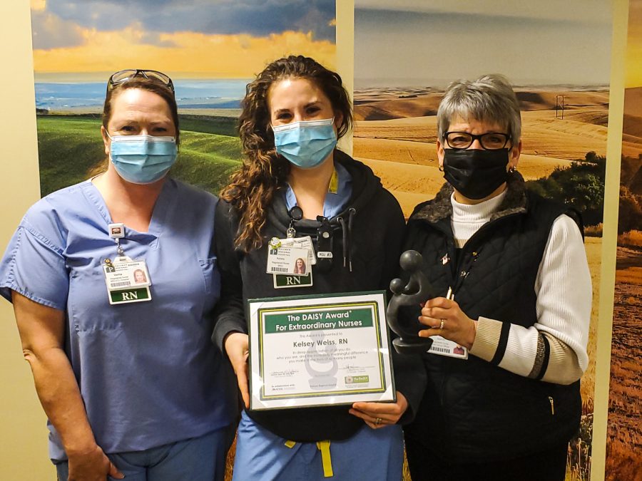 PRH+Nurse+Kelsey+Weiss%2C+middle%2C+received+the+DAISY+Award+for+exceptional+care+for+her+patients+in+the+Medical+Surgical+Unit.