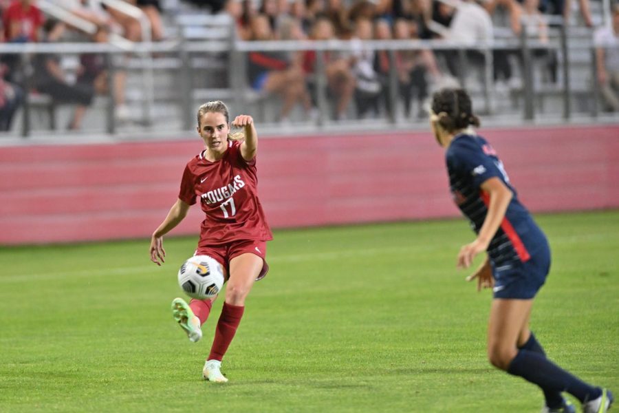 Freshman+forward+Lily+Boyden+passes+the+ball+in+a+NCAA+College+soccer+exhibition+match+on+Aug.+11+2022+at+the+Lower+Soccer+Field+in+Pullman%2C+Washington.
