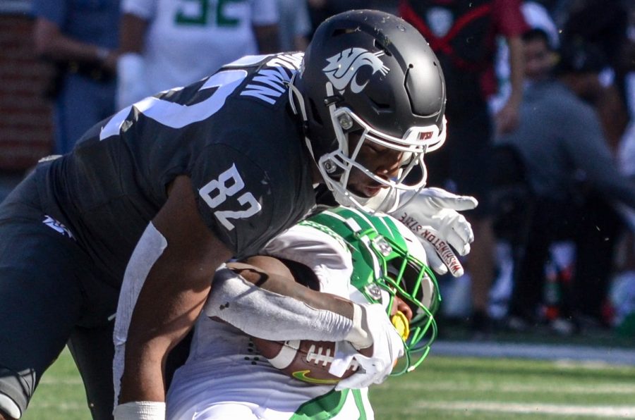 WSU+linebacker+Travion+Brown+tackles+and+Oregon+player+during+an+NCAA+college+football+game%2C+Sep.+24.