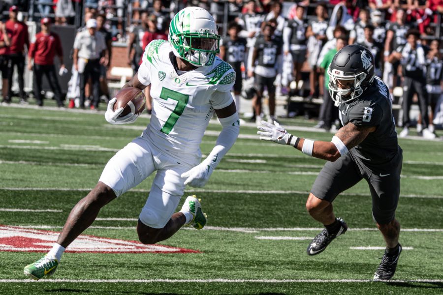 Oregon+wide+receiver+Seven+McGee+runs+past+WSU+defenders+during+an+NCAA+college+football+game%2C+Sep.+24.