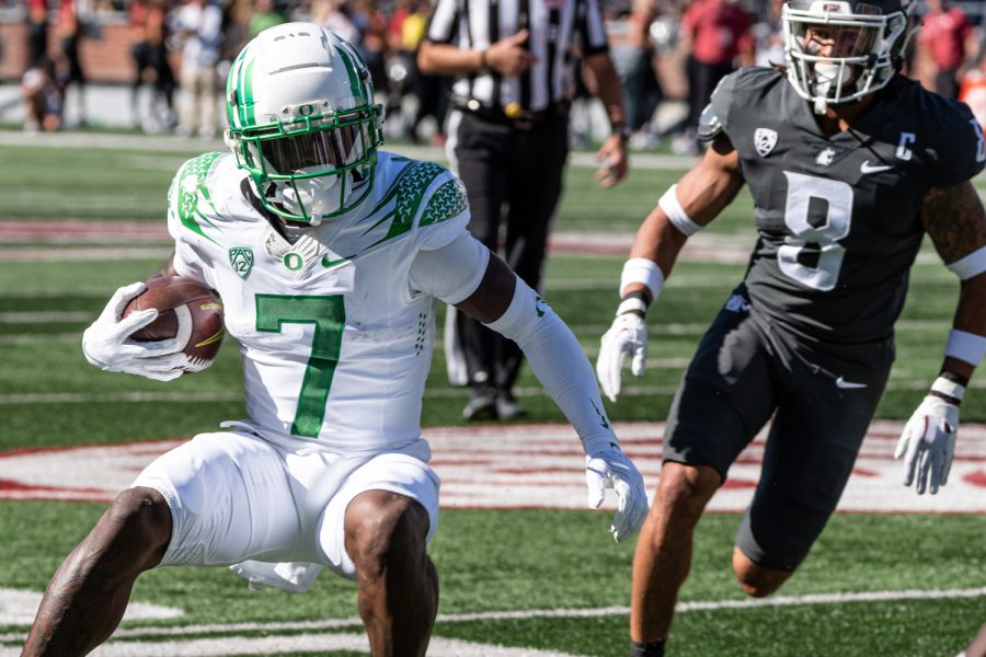 Oregon+wide+receiver+Seven+McGee+runs+past+WSU+defenders+during+an+NCAA+college+football+game%2C+Sep.+24.